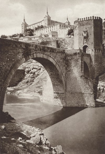 España: Toledo, Puente de Alcántara con el Alcázar al fondo (foto b/n) de Kurt Hielscher