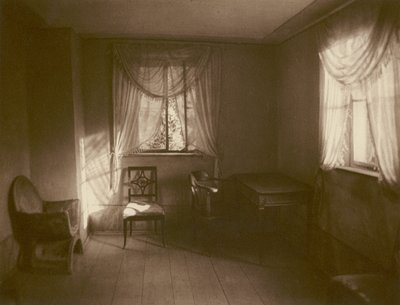Weimar, Abendsonnenstrahl in Goethes Arbeitszimmer im Gartenhaus; Weimar, El sol de la tarde en el estudio de Goethe en la casa de verano (foto b/n) de Kurt Hielscher