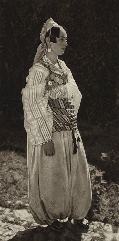 Yugoslavia: Prizren, Mujeres en traje nacional (foto b/n) de Kurt Hielscher
