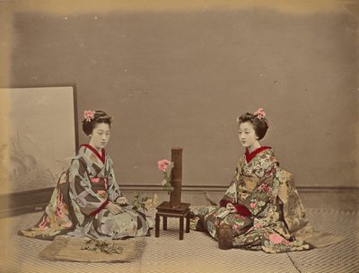 La flor se mantiene viva poniéndola en agua de Kusakabe Kimbei