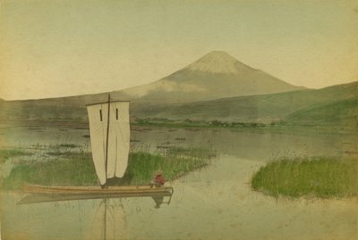 Japón: El Monte Fuji-Yama (Fuji Yama) con un barco de vela en primer plano en el lago Hokome de Kusakabe Kimbei