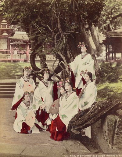 Miko, o actuando en un templo bailando en Nara, c.1890 de Kusakabe Kimbei