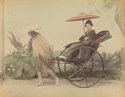[Mujer con sombrilla posa siendo arrastrada en una jinrikisha por un hombre que lleva un chubasquero de paja]. de Kusakabe Kimbei