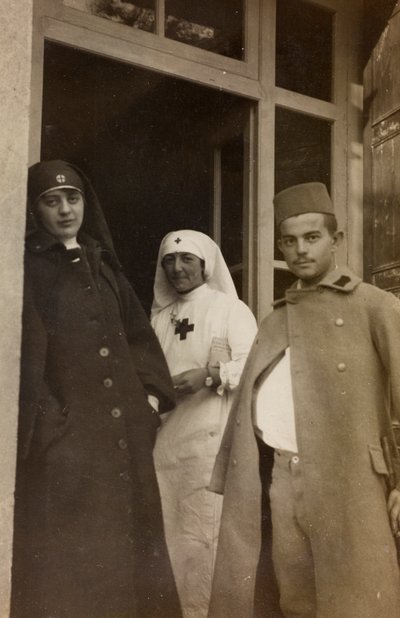 Álbum de la Primera Guerra Mundial en Friuli-Venecia Julia: Retrato de dos enfermeras de la Cruz Roja con un prisionero cadete austriaco en Villa Brazzà, hogar del Hospital de guerra en Soleschiano Manzano de L. Verdiani