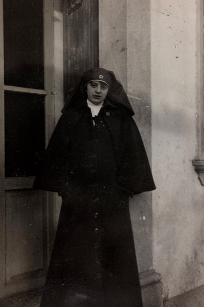 Álbum de la Primera Guerra Mundial en Friuli-Venecia Julia: retrato de la enfermera de la Cruz Roja Elena Bianconcini en Villa Brazzà, hogar del Hospital de guerra en Soleschiano Manzano de L. Verdiani