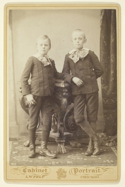 Dos niños de L. W. Felt