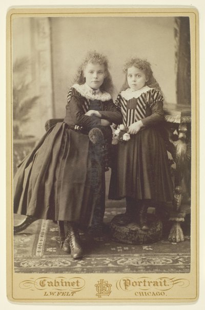 Sin título (Dos hermanas) de L. W. Felt