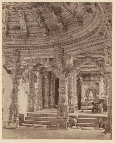 Interior del templo de Delwara con los pilares y la cúpula del tejado, Monte Abu de Lala Deen Dayal