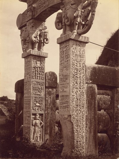 Pilar de la Puerta Norte desde el oeste, Sanchi de Lala Deen Dayal