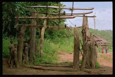 Puerta espiritual en la entrada de una aldea Akkha de School Laotian