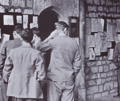 Después del Salón, mirando el tablón de anuncios del colegio de Laszlo Moholy Nagy