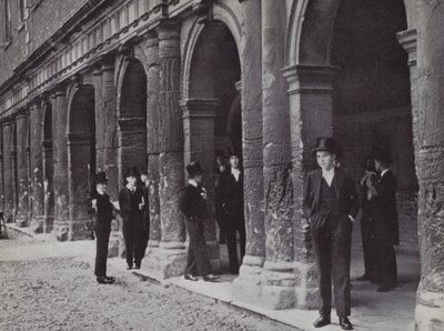 Fuera de las cámaras, Eton, esperando a que salgan los maestros de Laszlo Moholy Nagy
