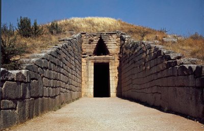 Entrada de la tumba de Agamenón llamada "Tesoro de Atreo": sitio de la antigua ciudad de Micenas, en el Peloponeso (1500-1100 a.C.) Grecia de Late Helladic Period Mycenaean