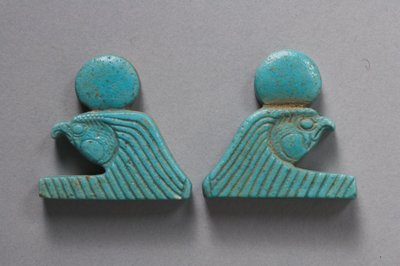 Terminales de collar con cabeza de halcón (faenza) de Late Period Egyptian