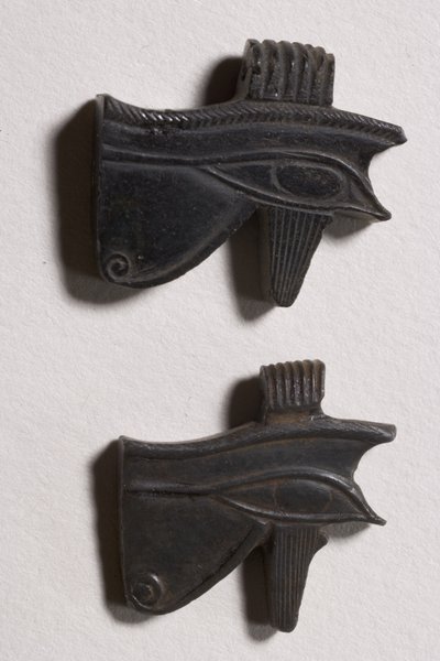 Dos amuletos de ojo wedjat (obsidiana) de Late Period Egyptian