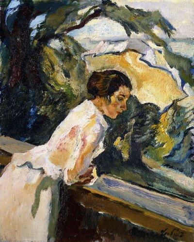 Frieda, la esposa del artista, inclinada sobre el balcón, c.1919-1922 de Leo Putz