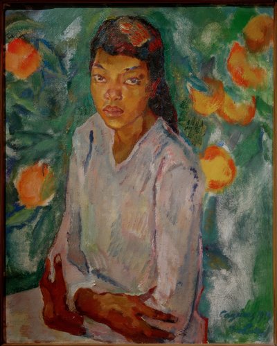 Julia junto al arbusto de naranjas de Leo Putz