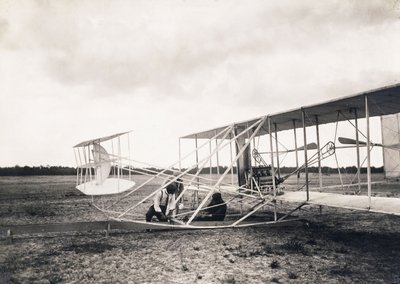 Leon Bollee trabajando en el avión de los hermanos Wright, c.1909 de Leon Bollee
