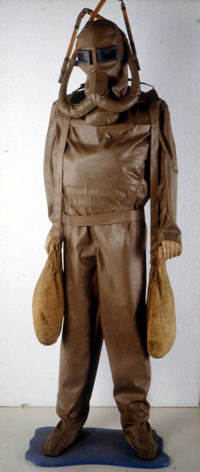 Modelo de un traje hecho a partir del diseño de Leonardo da Vinci (1452 - 1519). Museo de Ciencia y Tecnología, Milán de Leonardo da (after) Vinci