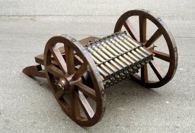 Cañón rotativo de caña. Modelo hecho a partir del dibujo de Leonardo da Vinci de Leonardo da (after) Vinci