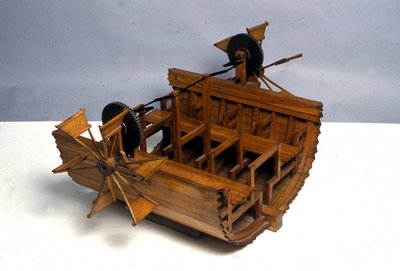 Barco de propulsión con ruedas. Modelo del dibujo de Leonardo da Vinci. Museo de Ciencia y Tecnología, Milán. de Leonardo da (after) Vinci
