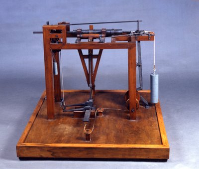 Modelo de madera del “Battiloro”, un martillo de tambor usado para batir metales preciosos por Leonardo da Vinci (1452-1519). Museo de Ciencias y Técnicas, Milán de Leonardo da (after) Vinci