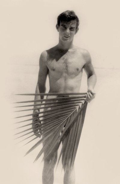 Soldado americano en la playa de Los Black, Islas del Almirantazgo, Nueva Guinea. 1944 (foto) de Leopold Blonder