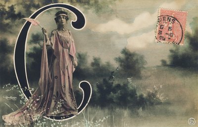 Letra C mayúscula: Lucienne Roger, artista de medio mundo de la Belle Époque.. ,1906 (fotografía) de Leopold Emile Rutlinger