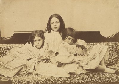 Edith, Ina y Alice Liddell en un sofá, verano de 1858 de Lewis Carroll