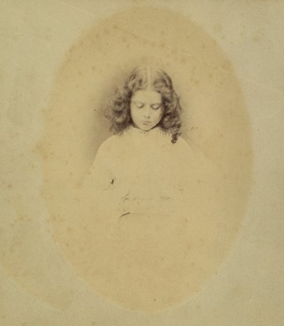 Edith Liddell sentada junto a un jarrón de dedaleras de Lewis Carroll