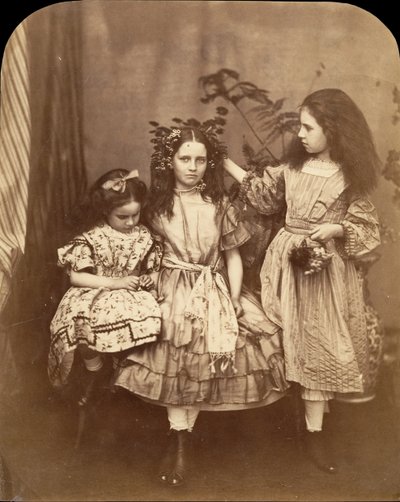 Flora Rankin, Irene MacDonald y Mary Josephine MacDonald en Elm Lodge de Lewis Carroll