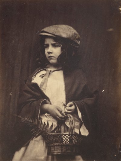 Joven Sosteniendo una Cesta de Lewis Carroll