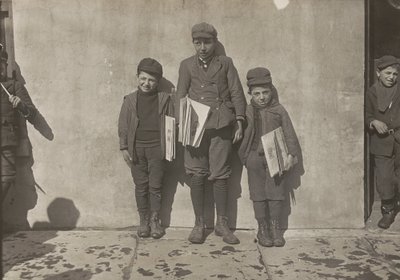 John Pento, 14 años, Daniel y Angelo Pento, 7 años, vendiendo periódicos, Hartford, Connecticut de Lewis Hine