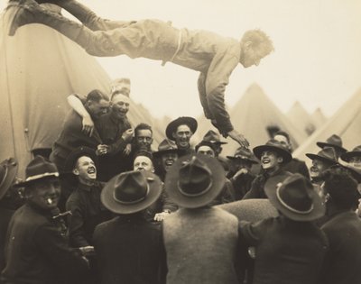 Soldado Lanzado al Aire de Lewis Hine