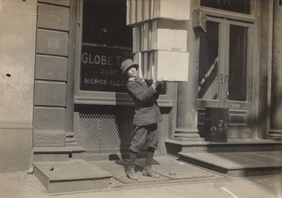 Chico del Carro o "chico de la cola" ayudando a cargar el carro de Lewis Hine