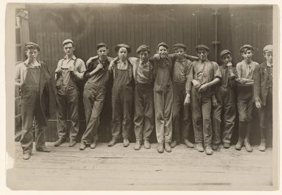 Un grupo de jóvenes becarios trabaja en una fábrica de conservas de Indianápolis, Indiana de Lewis W. Hine