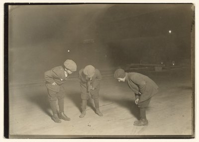 Un juego de mierda a medianoche. de Lewis W. Hine
