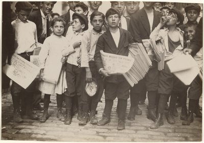 [Multitud de Newsies, incluyendo una chica] de Lewis W. Hine
