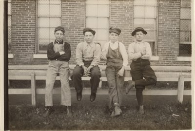 [Grupo de chicos que trabajan en la fábrica de zapatos Brown, Moberly, Missouri] de Lewis W. Hine