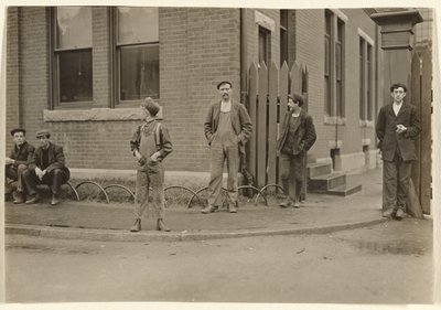 [Grupo de hombres y niños reunidos fuera] de Lewis W. Hine