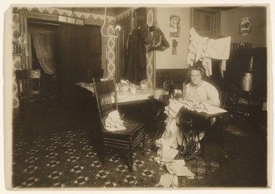 [Trabajo a Domicilio (Mujer en la Máquina de Coser)] de Lewis W. Hine