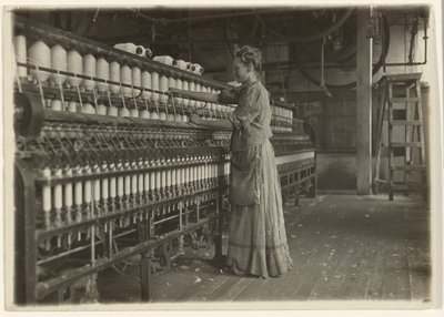 En una antigua fábrica textil (hilandería). de Lewis W. Hine