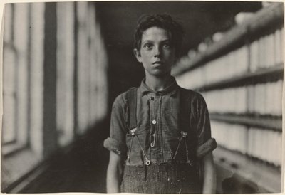 Jo Bodeon, un "back-roper" en la sala de mulas. Chase Cotton Mill, Burlington, Vermont de Lewis W. Hine