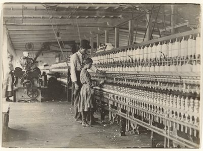 [Hombre con niña en la máquina de hilar, fábrica de algodón de Carolina del Sur] de Lewis W. Hine