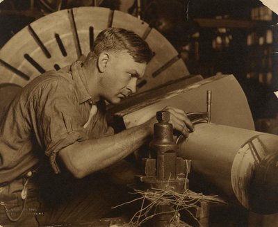 Hombre con micrómetro midiendo un eje con una precisión de una milésima de pulgada. de Lewis W. Hine