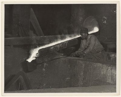 [Ayudante de moldeador, Baldwin Locomotive Works, Eddystone, Pennsylvania]. de Lewis W. Hine