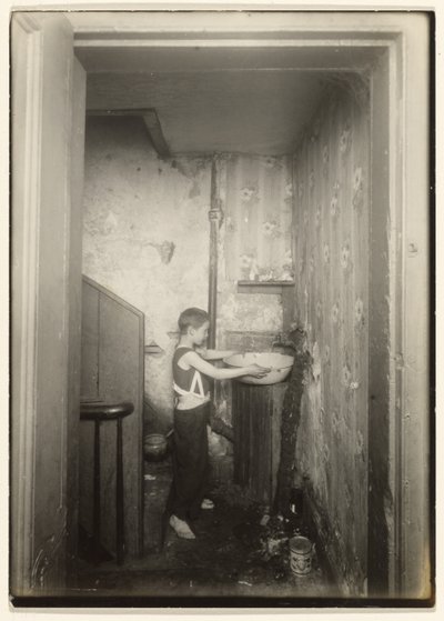 Un grifo para toda la planta baja, N.Y. de Lewis W. Hine
