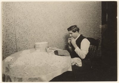 Liar cigarrillos en N.Y. Tenement/[Deberes] de Lewis W. Hine