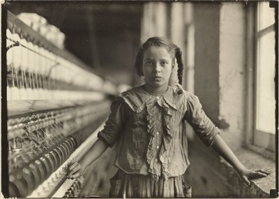 Una hilandera de diez años en una fábrica de algodón de Carolina del Norte de Lewis W. Hine