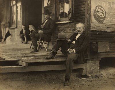 Dos hombres y un niño en el porche de Lewis W. Hine